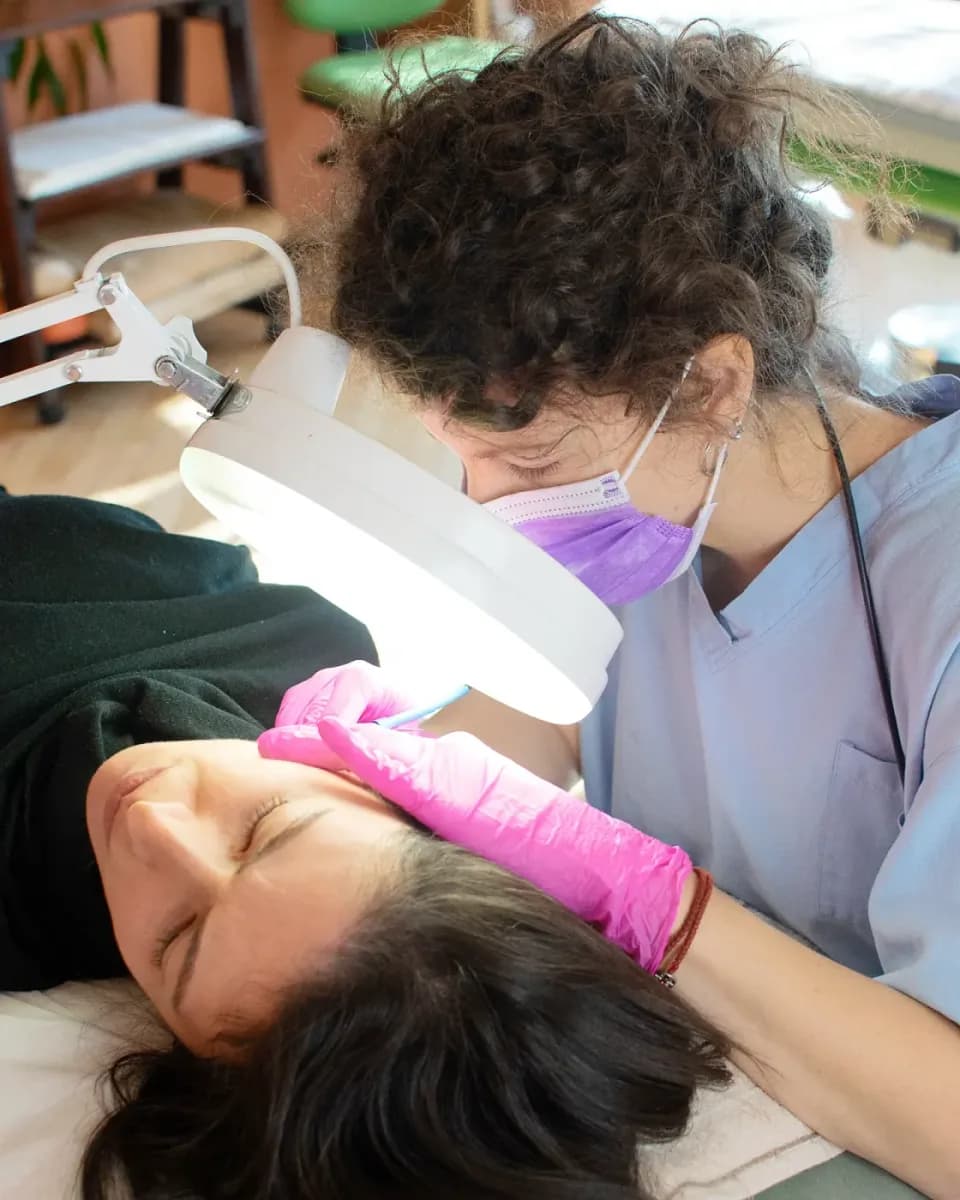 Iva Đorđević tokom tretmana lica pod lupom u Salonu M